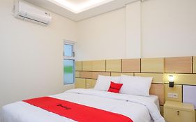 Reddoorz Plus Near Pasar Gede Solo